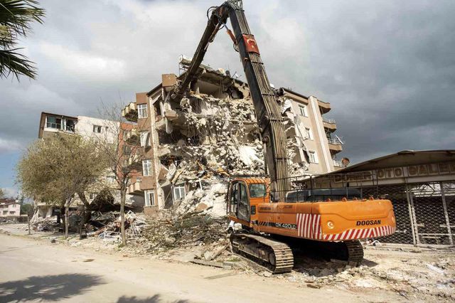 Yağmur sayesinde kurtulduğu binanın yıkılışını gözyaşlarıyla izledi