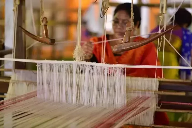 Hindistan'da Kadınlar Geleneksel Peşkir Sanatını Devam Ettiriyor