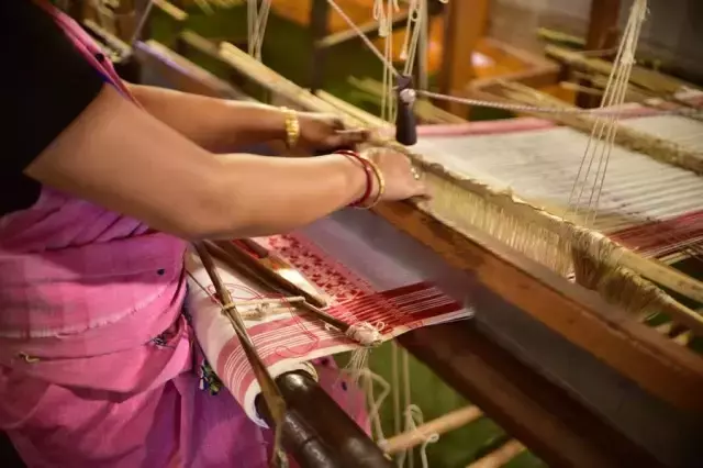 Hindistan'da Kadınlar Geleneksel Peşkir Sanatını Devam Ettiriyor