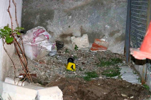 İzmir'de alkollü şahıs eski sevgilisinin evine molotof attı