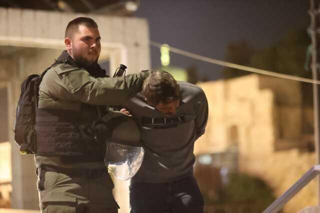 İsrail polisi, Mescid-i Aksa baskınında 450 Filistinliyi gözaltına aldı