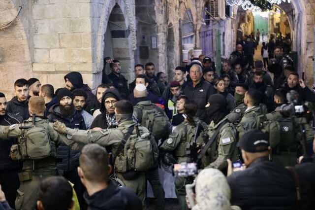 Filistinli genç, polis barikatlarının arasında seccadesine oturup bağırarak yalvardı: Allah'ım yardım et