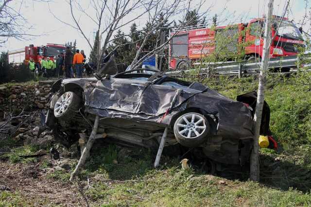 2 saat önce aldıkları otomobille kaza yaptılar: 1'i ağır 2 yaralı