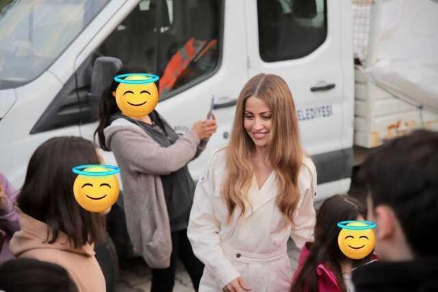 Şarkıcı Derya Uluğ, depremde hayatını kaybeden Taha Duymaz için iftar yemeği verdi