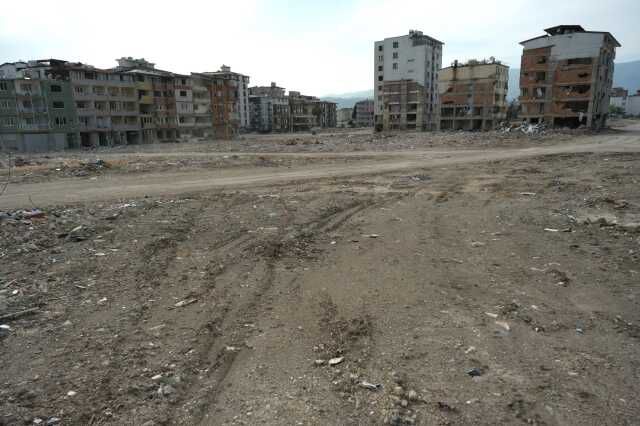 Hatay'dan çarpıcı görüntüler: Enkazlar kaldırıldıkça boşluklar büyüyor