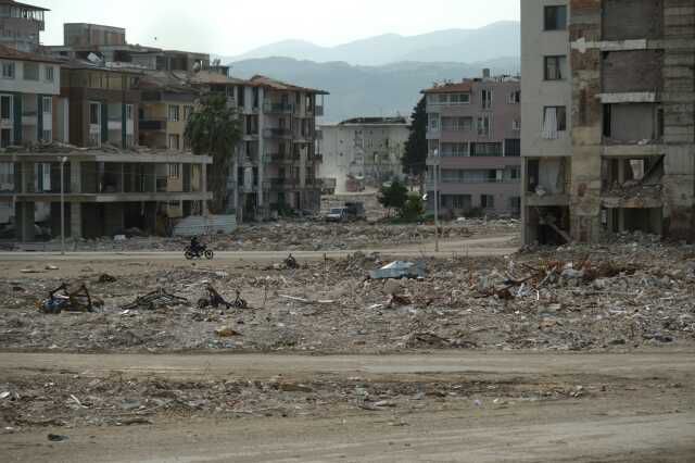 Hatay'dan çarpıcı görüntüler: Enkazlar kaldırıldıkça boşluklar büyüyor