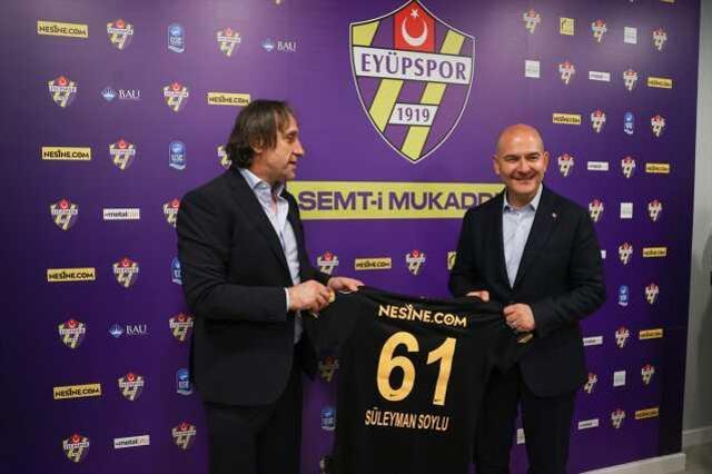 İçişleri Bakanı Süleyman Soylu, Eyüpspor'u ziyaret etti! Futbol topuyla yaptıkları alkış aldı