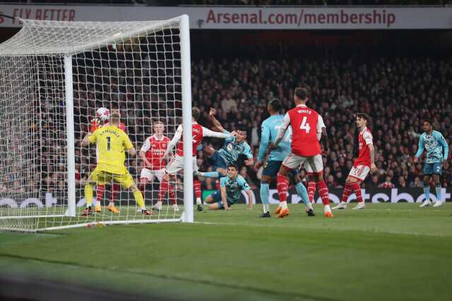 Premier Lig'de ortalık toz duman! Kabusu yaşayan Arsenal, şampiyonluğu elinin tersiyle itiyor