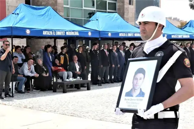 Genç polis memuruna en acı veda! Hamile eşi ayakta duramadı, babasının sözleri yürek yaktı