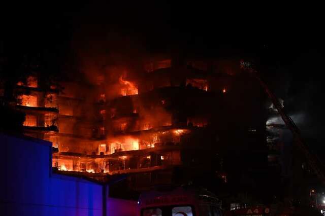 İzmir'in lüks sitesindeki yangından gelen ilk görüntüler çok vahim! Alevler tüm şehri aydınlattı