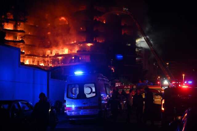 İzmir'in lüks sitesindeki yangından gelen ilk görüntüler çok vahim! Alevler tüm şehri aydınlattı