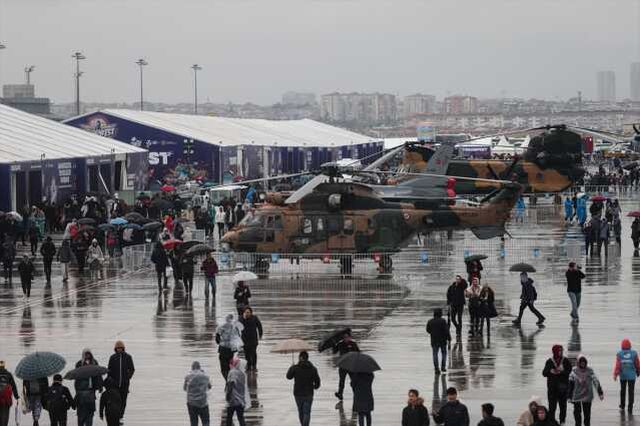 Vatandaşlar yağışa rağmen TEKNOFEST 2023'e akın etti