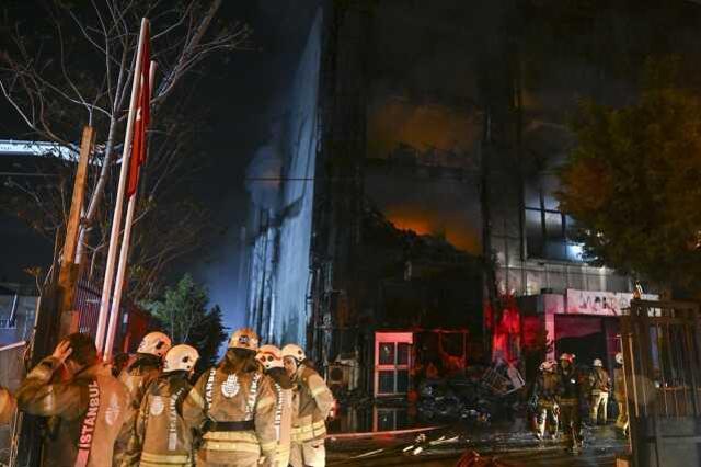 Akit Medya Grubu'nun da bulunduğu binada çıkan yangını söndürme çalışmaları 15'inci saatinde devam ediyor