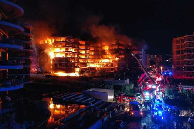 İzmir'in lüks sitesindeki yangından gelen görüntüler çok vahim!
