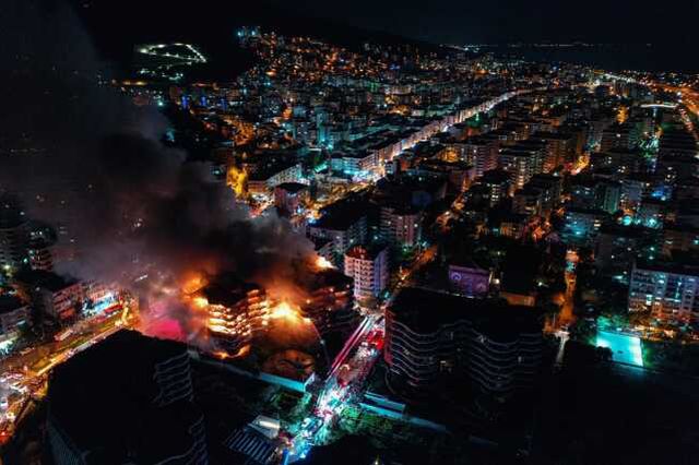İzmir'in lüks sitesindeki yangından gelen görüntüler çok vahim!