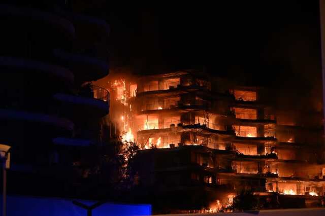 İzmir'in lüks sitesindeki yangından gelen görüntüler çok vahim!