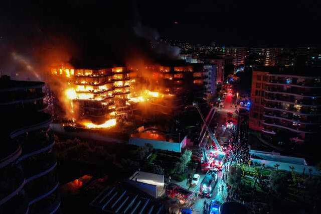 İzmir'in lüks sitesindeki yangından gelen görüntüler çok vahim!