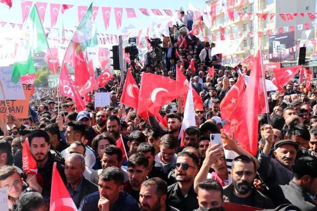 Kılıçdaroğlu'na miting için gittiği Van'da yoğun ilgi! Seçim otobüsü ilerlemekte zorlandı