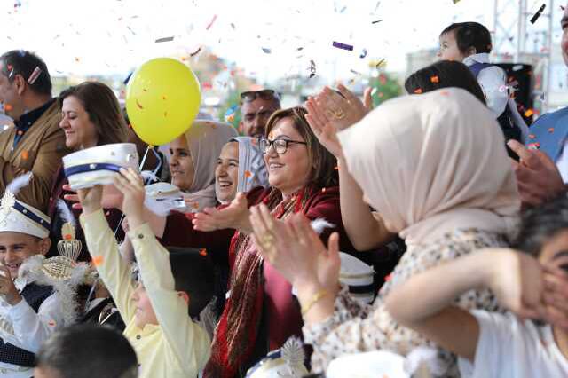 Gaziantep'te sünnet ettirilen 1027 çocuğa, çeyrek altın ve bisiklet dağıtıldı