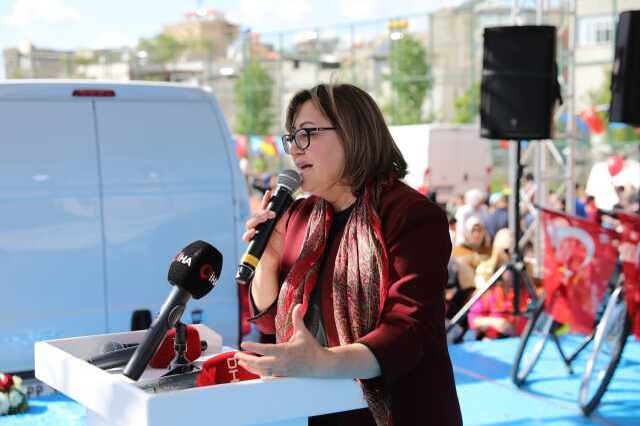 Gaziantep'te sünnet ettirilen 1027 çocuğa, çeyrek altın ve bisiklet dağıtıldı