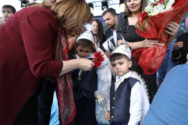 Gaziantep'te sünnet ettirilen 1027 çocuğa, çeyrek altın ve bisiklet dağıtıldı
