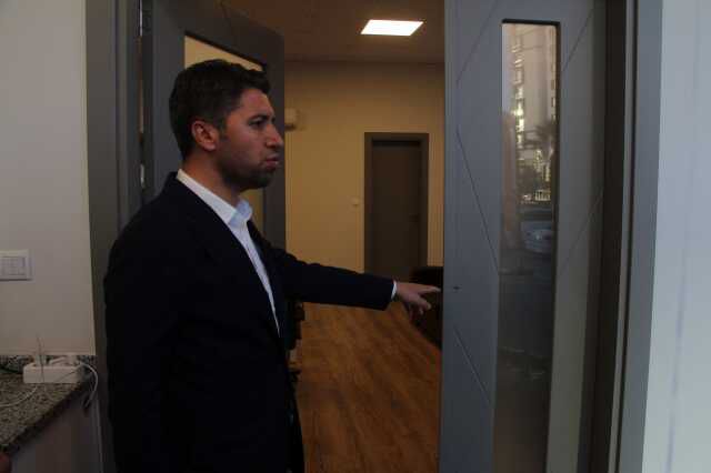 AK Partili Ömer Çelik'in seçim bürosundaki görevli bıçaklı saldırıda yaralandı