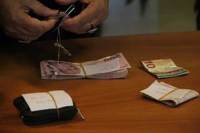 Altın ve para dolu çantasını otobüste unuttuğunu belediyeden gelen telefonla öğrendi