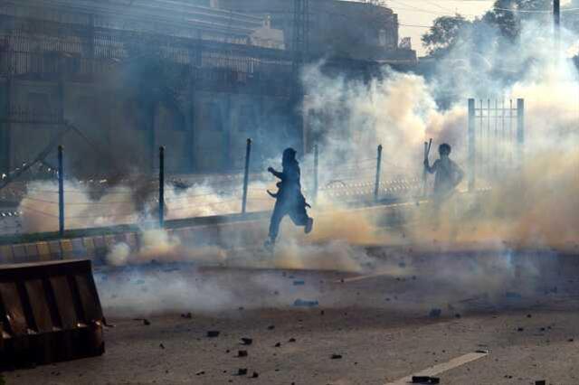 Pakistan'da sokaklar savaş alanına döndü: 1 ölü, 12 yaralı