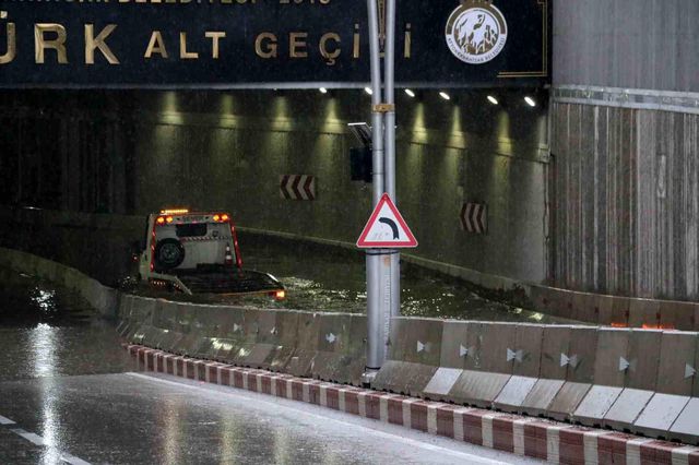 Canlarını kurtarmak için suda mahsur kalan aracın üstüne çıktılar