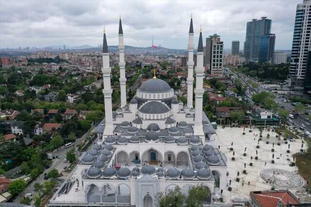 İstanbul'un yeni gözbebeği! 20 bin kişinin aynı anda ibadet edebileceği Barbaros Hayrettin Paşa Camii açıldı