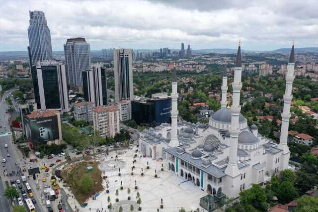 İstanbul'un yeni gözbebeği! 20 bin kişinin aynı anda ibadet edebileceği Barbaros Hayrettin Paşa Camii açıldı
