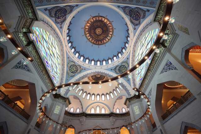 İstanbul'un yeni gözbebeği! 20 bin kişinin aynı anda ibadet edebileceği Barbaros Hayrettin Paşa Camii açıldı