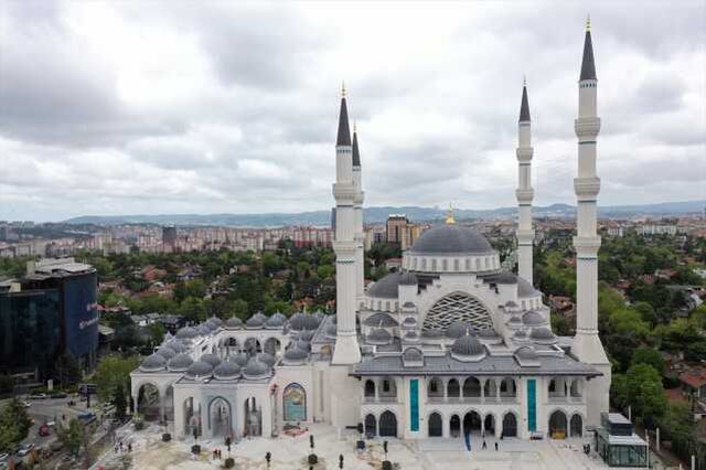 İstanbul'un yeni gözbebeği! 20 bin kişinin aynı anda ibadet edebileceği Barbaros Hayrettin Paşa Camii açıldı