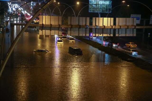 Ankara'da Otoyol Çöktü, Seyir Halindeki Otomobil Sulara Gömüldü