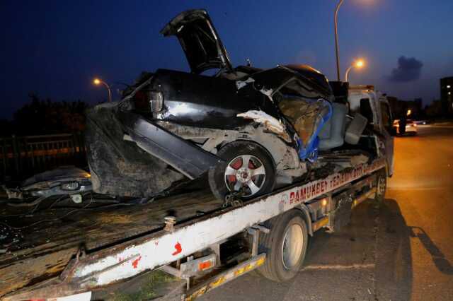 AYDINLATMA DİREĞİNE ÇARPAN OTOMOBİL İKİYE BÖLÜNDÜ, SÜRÜCÜ ÖLDÜ