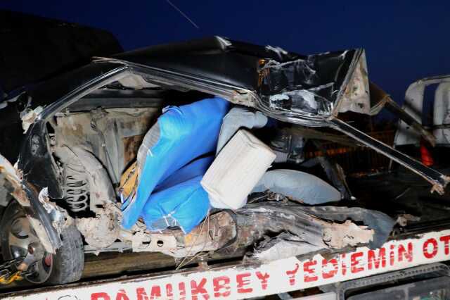 AYDINLATMA DİREĞİNE ÇARPAN OTOMOBİL İKİYE BÖLÜNDÜ, SÜRÜCÜ ÖLDÜ