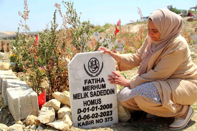 Hatay'da en acı Anneler Günü! Oğlunun hediye ettiği çiçekleri mezarına dikti