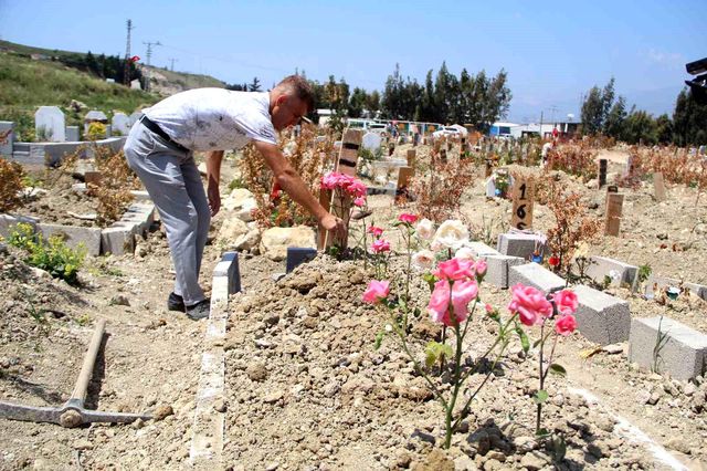 Hatay'da en acı Anneler Günü! Oğlunun hediye ettiği çiçekleri mezarına dikti