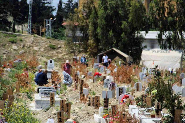 Hatay'da en acı Anneler Günü! Oğlunun hediye ettiği çiçekleri mezarına dikti
