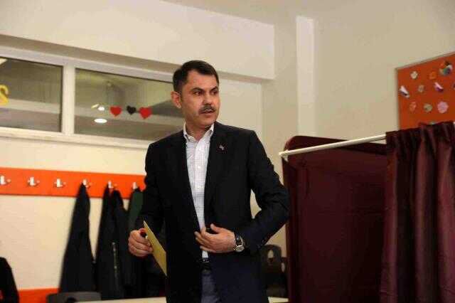 Oyunu İstanbul'da kullanan Bakan Kurum'un zarfını sandığa atan kızı oldu