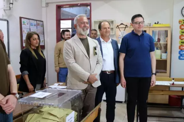 Siyasete yeniden dönen ünlü oyuncu Manisa'da oy kullandı