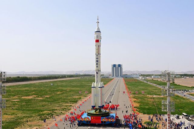 Çin'in Shenzhou-16 Uzay Aracı Fırlatma Alanına Nakledildi