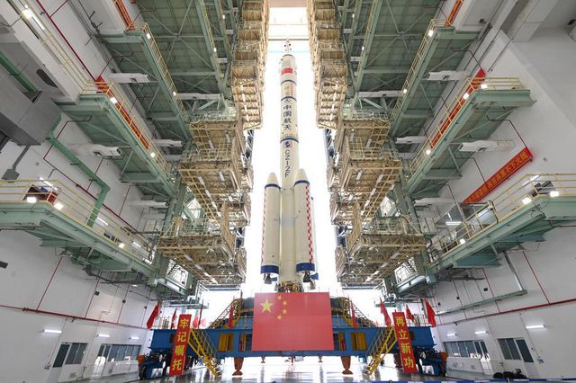 Çin'in Shenzhou-16 Uzay Aracı Fırlatma Alanına Nakledildi