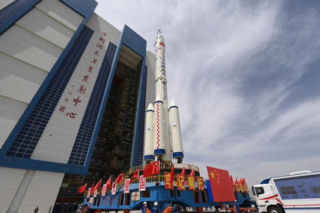 Çin'in Shenzhou-16 Uzay Aracı Fırlatma Alanına Nakledildi