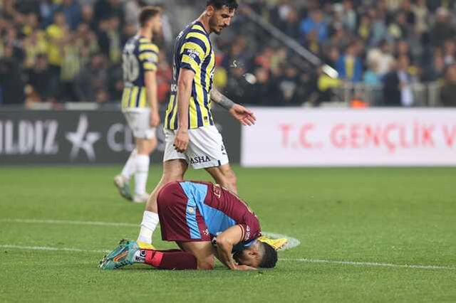 Secdeye giden futbolcuya tükürdüğü iddia edilen Samet Akaydin kaç maç ceza alacak? Formayı unutabilir