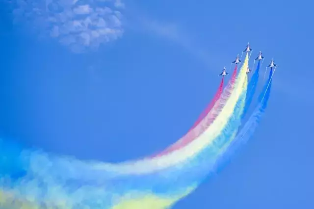 Çin Hava Kuvvetleri, Malezya'da Akrobasi Gösterisi Düzenledi