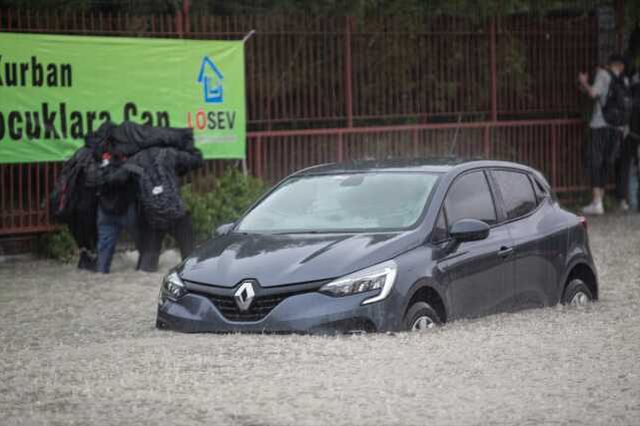 Ankara'da Sağanak Yağış: Yollar Göle Döndü, Araçlar Mahsur Kaldı