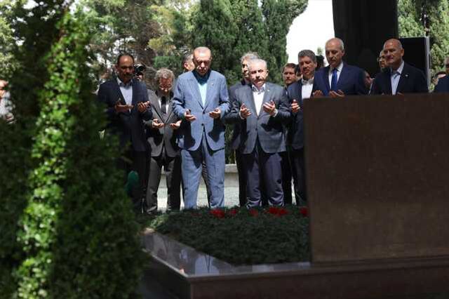 Cumhurbaşkanı Erdoğan, Merhum Cumhurbaşkanı Turgut Özal'ın Kabrini Ziyaret Etti