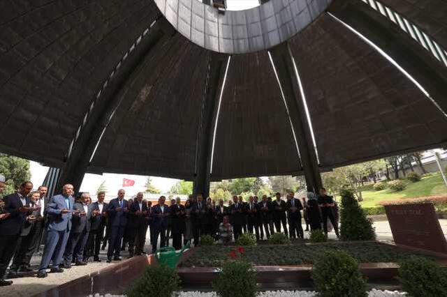Cumhurbaşkanı Erdoğan, Merhum Cumhurbaşkanı Turgut Özal'ın Kabrini Ziyaret Etti