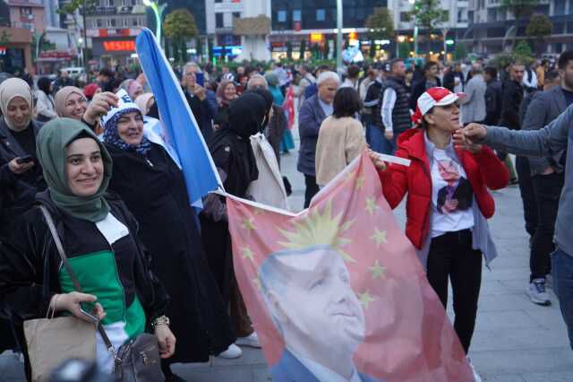 Erdoğan'ın seçim zaferi coşkuyla kutlanıyor! Vatandaşlar sokağa döküldü